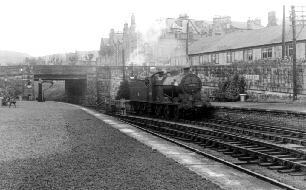1957-04-44193-at-west-end-of-crieff-station-with-king-street-bridge-david-ferguson-collection