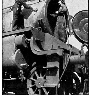 Female cleaners at Perth South Sheds in 1942 - PAA